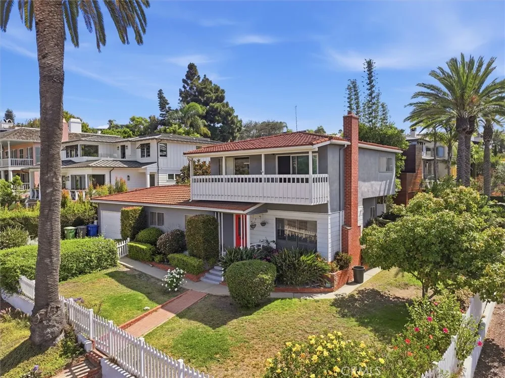 214 S Poinsettia Avenue Manhattan Beach, CA 90266