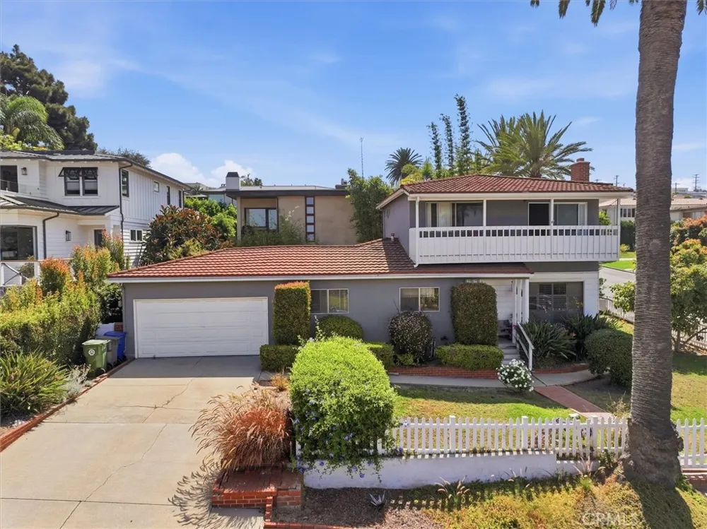214 S Poinsettia Avenue Manhattan Beach, CA 90266