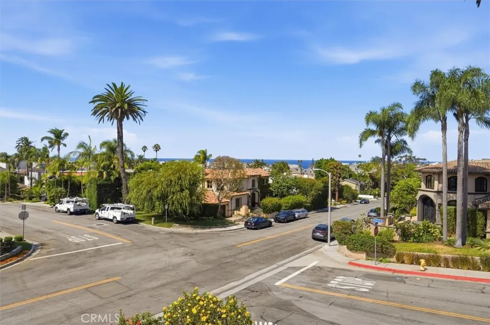 214 S Poinsettia Avenue Manhattan Beach, CA 90266