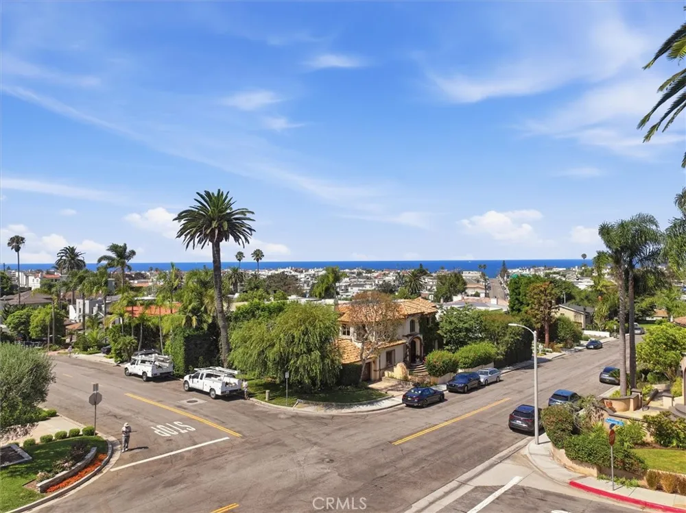 214 S Poinsettia Avenue Manhattan Beach, CA 90266