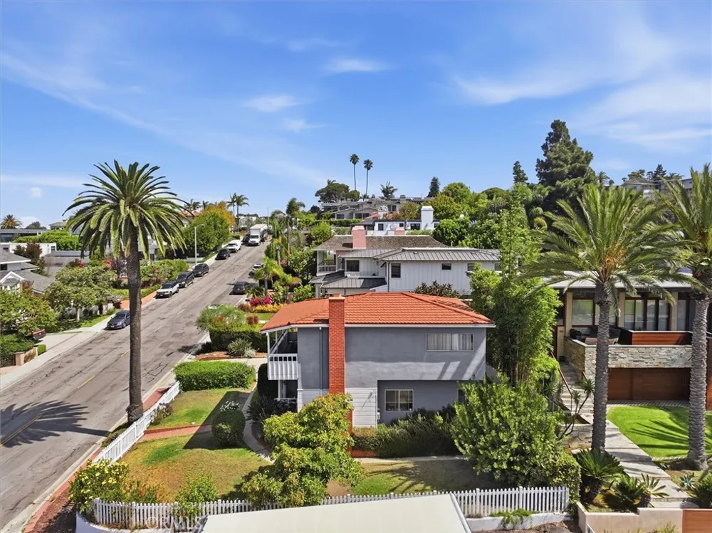 214 S Poinsettia Avenue Manhattan Beach, CA 90266