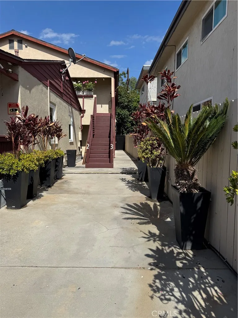 5742 Woodman Avenue #2 Valley Glen, CA 91401
