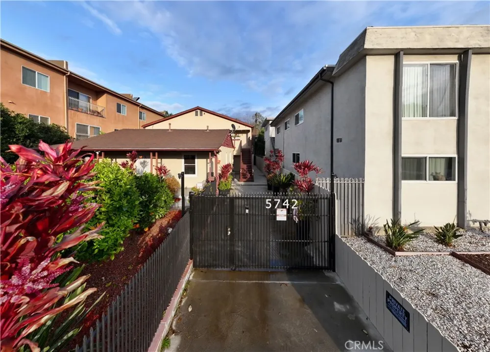 5742 Woodman Avenue #2 Valley Glen, CA 91401