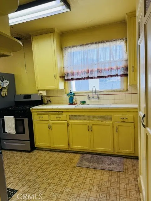 13708 S Menlo Gardena, CA 90247