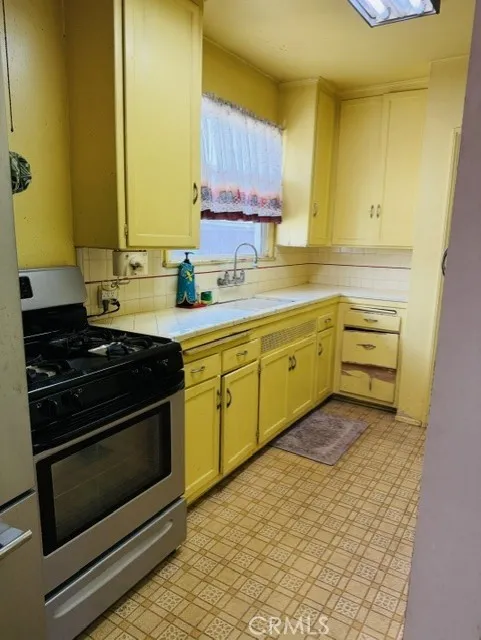 13708 S Menlo Gardena, CA 90247