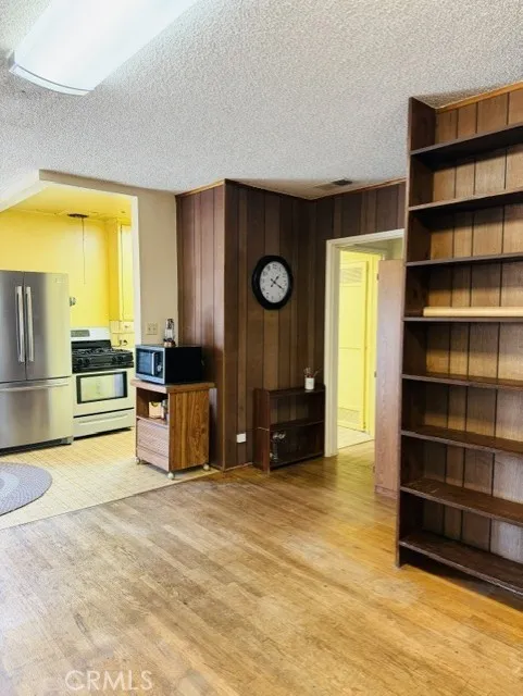 13708 S Menlo Gardena, CA 90247