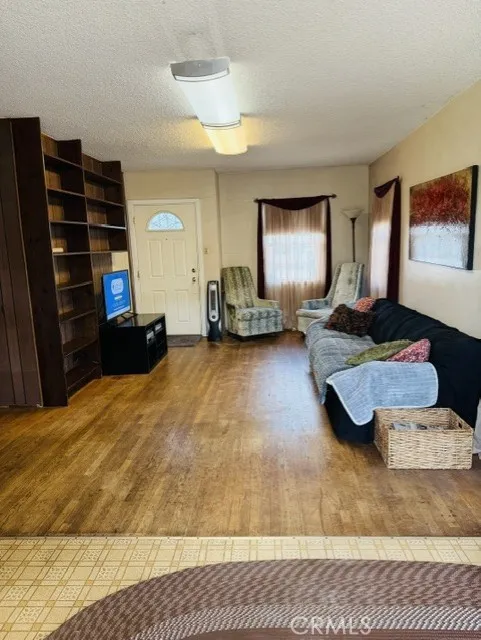 13708 S Menlo Gardena, CA 90247
