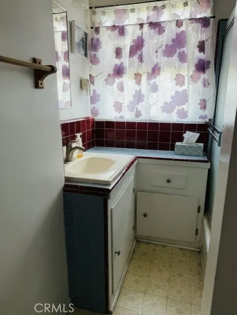 13708 S Menlo Gardena, CA 90247