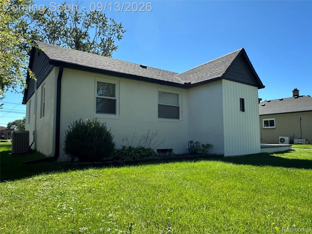 47978 Jefferson Avenue Chesterfield Township, MI 48047