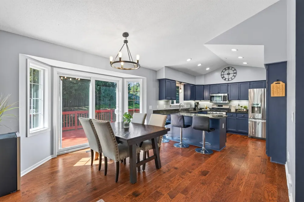 16025 Grove Trail Lakeville, MN 55044