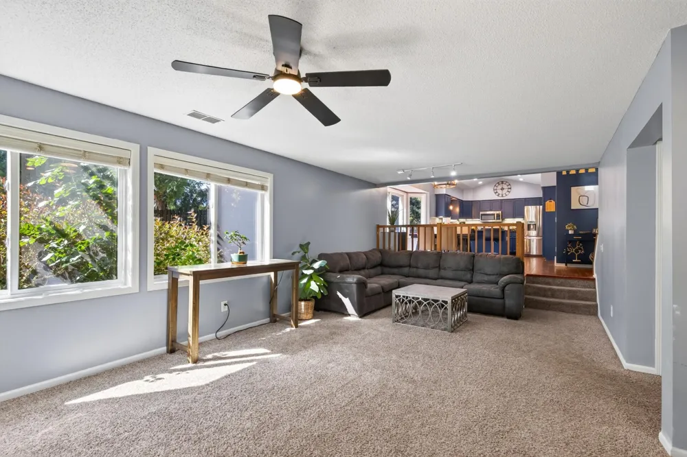16025 Grove Trail Lakeville, MN 55044