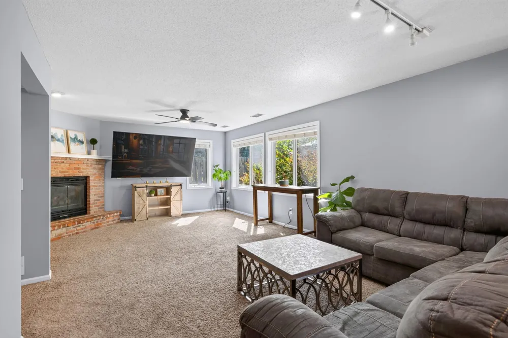 16025 Grove Trail Lakeville, MN 55044