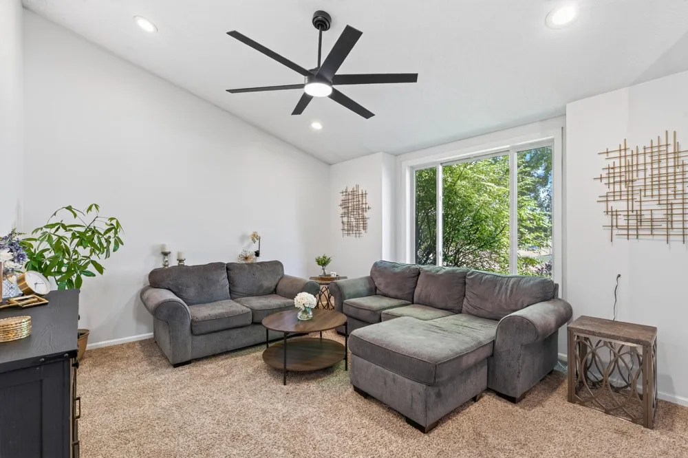 16025 Grove Trail Lakeville, MN 55044