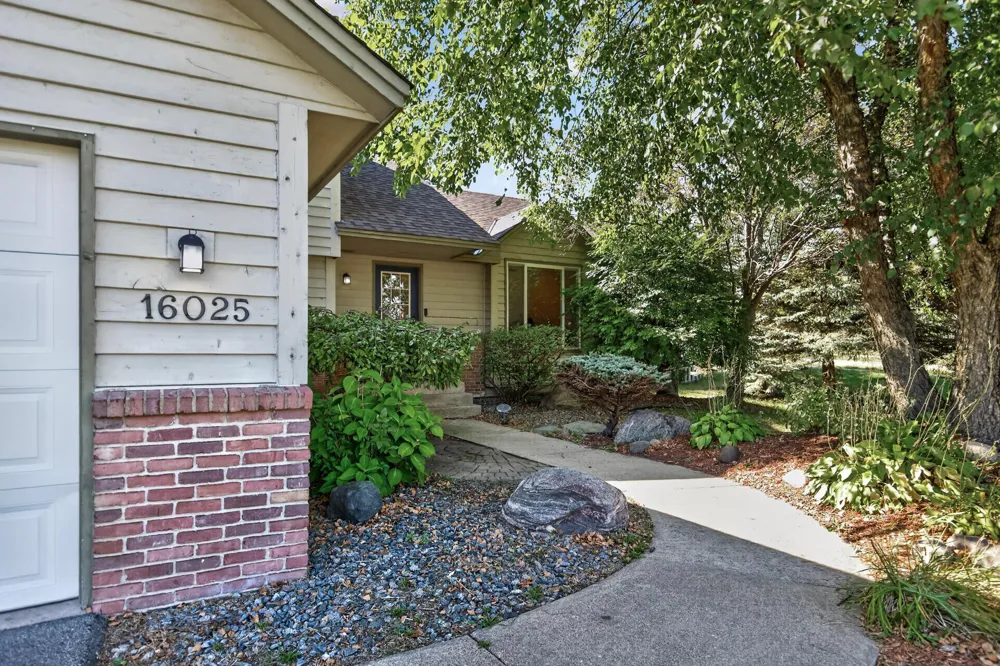 16025 Grove Trail Lakeville, MN 55044