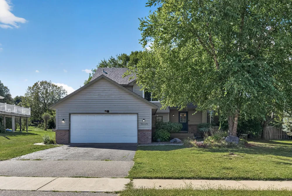 16025 Grove Trail Lakeville, MN 55044