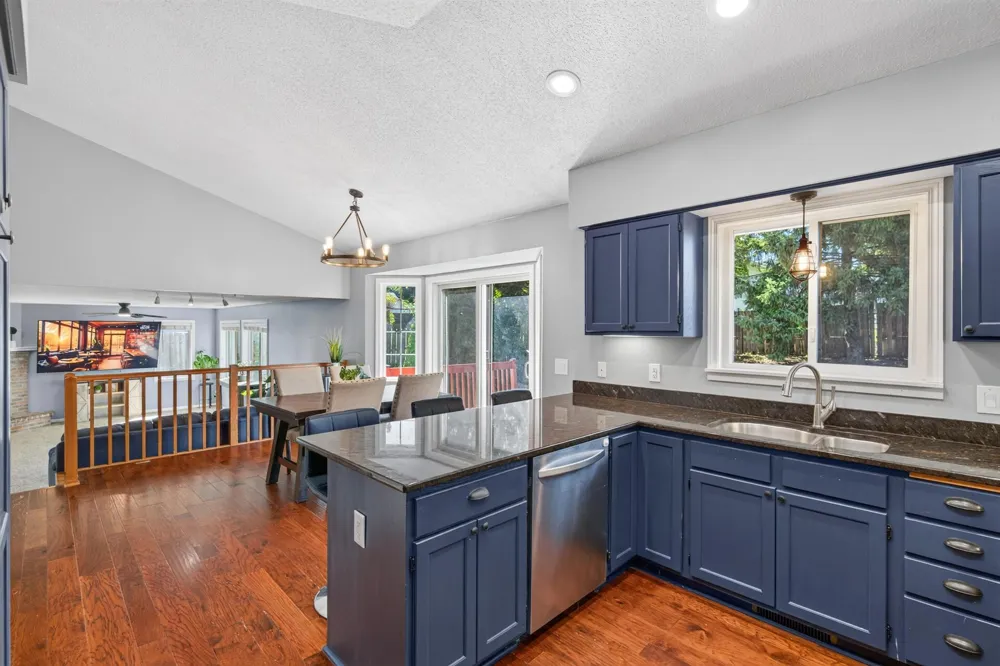 16025 Grove Trail Lakeville, MN 55044