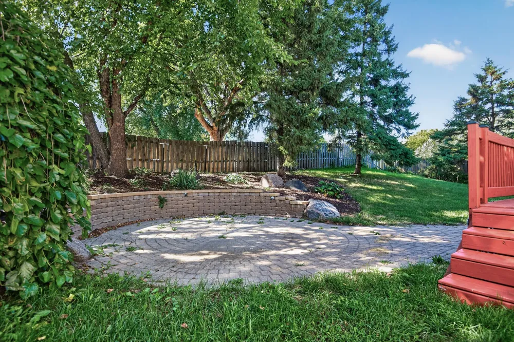 16025 Grove Trail Lakeville, MN 55044