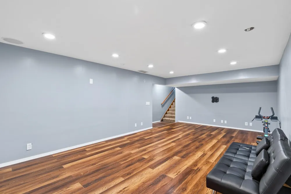 16025 Grove Trail Lakeville, MN 55044
