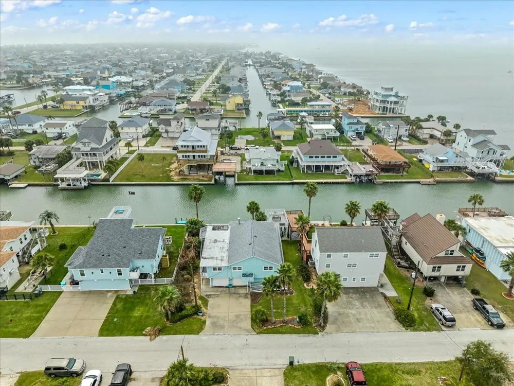 3718 Brewster Key Drive Galveston, TX 77554