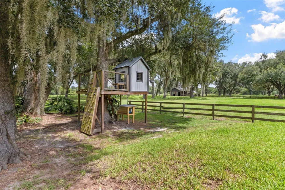 19601 EAGLE CREST DRIVE Lutz, FL 33549