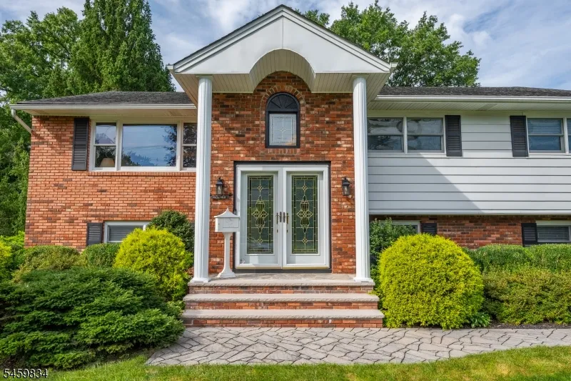 14 Jaclyn Dr East Hanover, NJ 07936