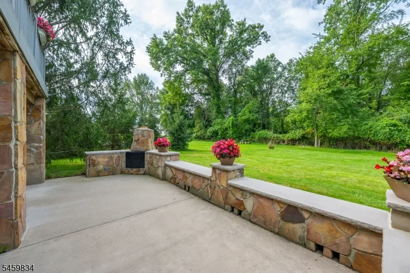 14 Jaclyn Dr East Hanover, NJ 07936