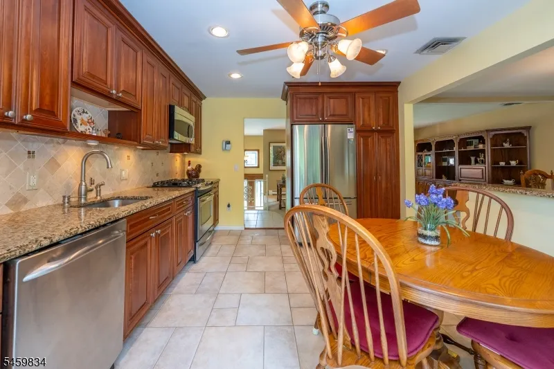 14 Jaclyn Dr East Hanover, NJ 07936