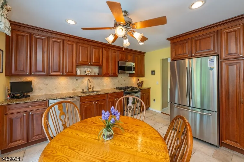 14 Jaclyn Dr East Hanover, NJ 07936