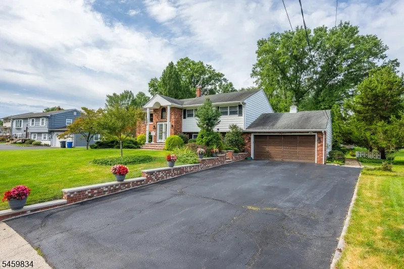 14 Jaclyn Dr East Hanover, NJ 07936