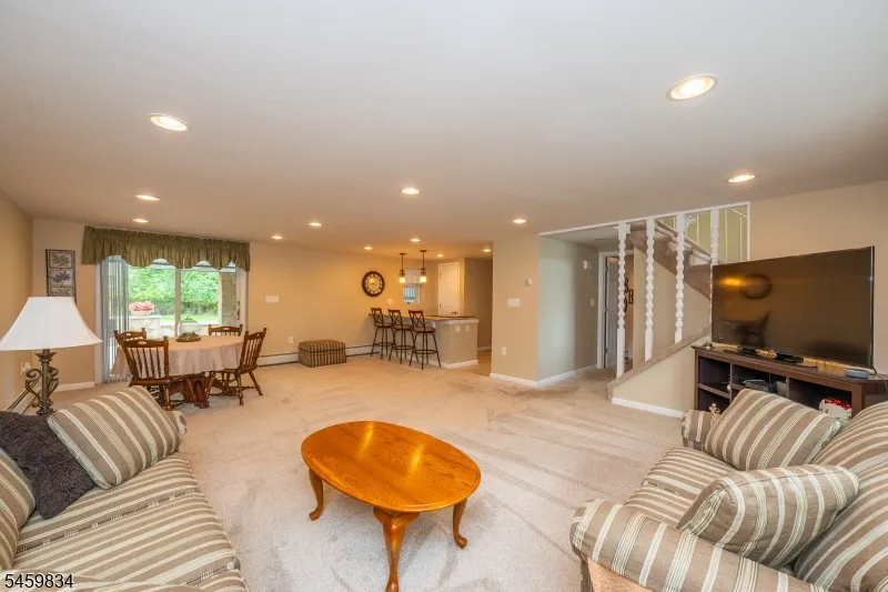 14 Jaclyn Dr East Hanover, NJ 07936