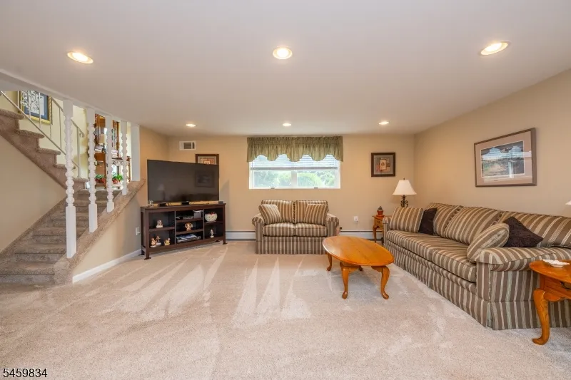 14 Jaclyn Dr East Hanover, NJ 07936