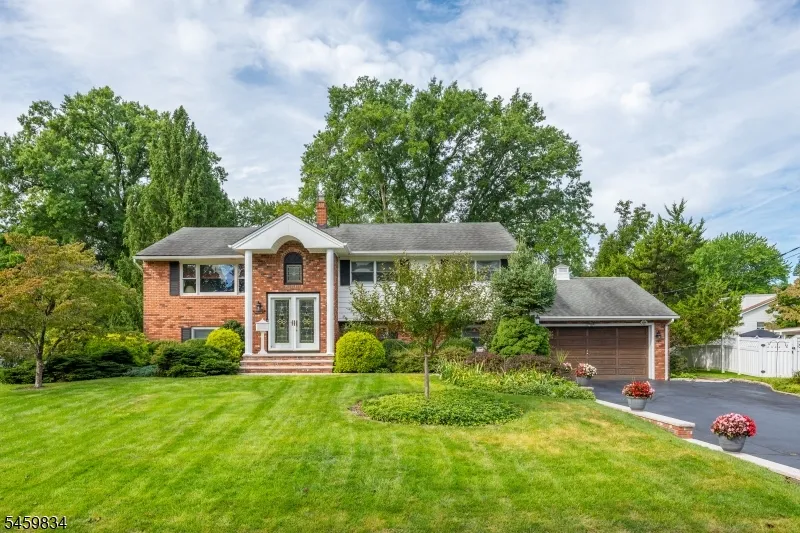 14 Jaclyn Dr East Hanover, NJ 07936
