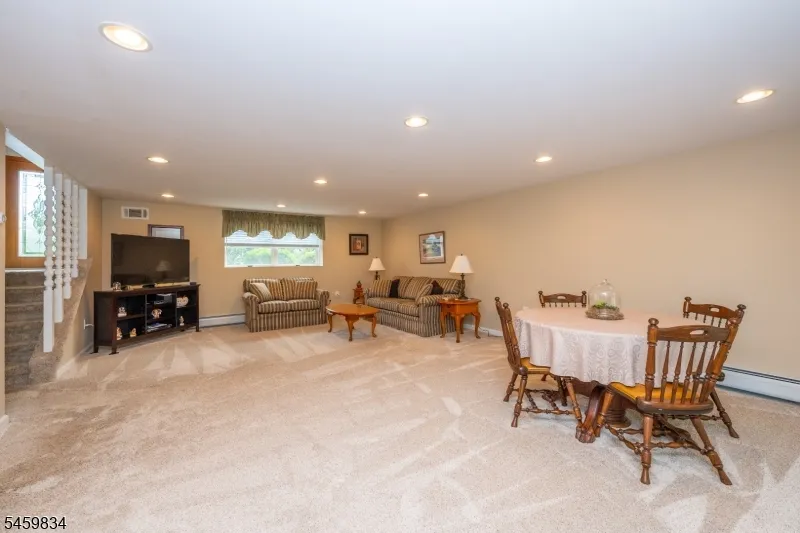 14 Jaclyn Dr East Hanover, NJ 07936