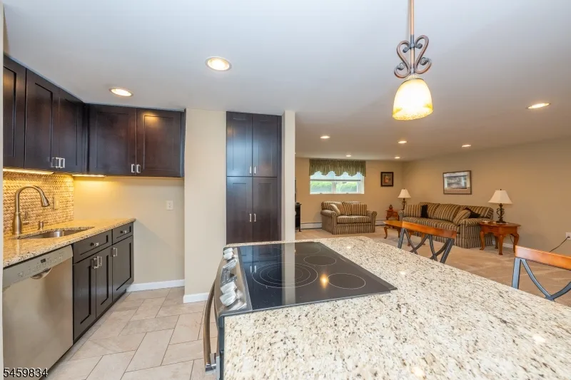 14 Jaclyn Dr East Hanover, NJ 07936