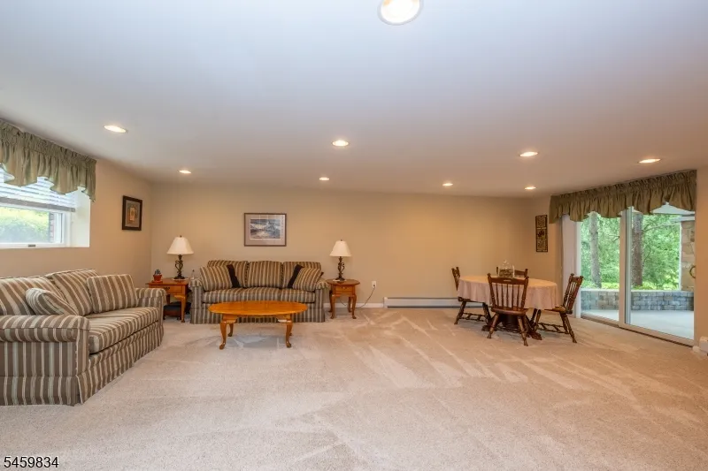 14 Jaclyn Dr East Hanover, NJ 07936