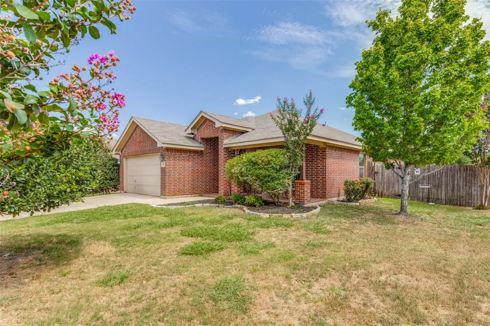 417 Brookhollow Lane Saginaw, TX 76131
