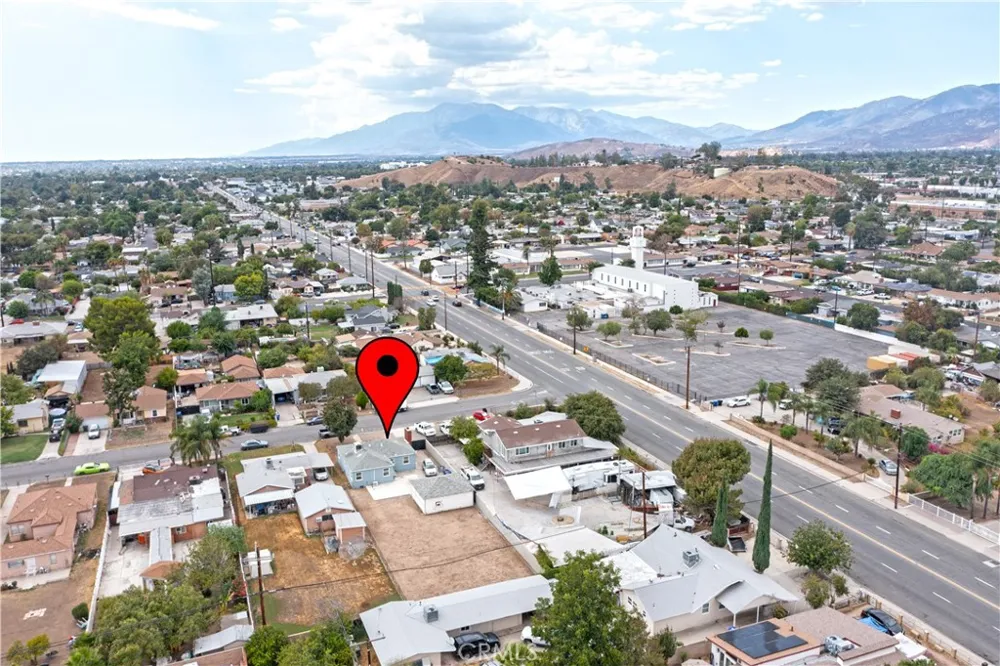 6925 Osbun Highland, CA 92404