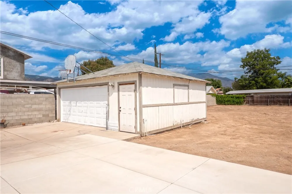 6925 Osbun Highland, CA 92404