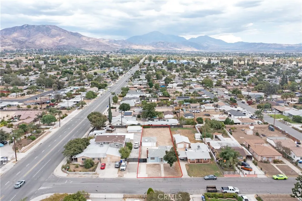 6925 Osbun Highland, CA 92404