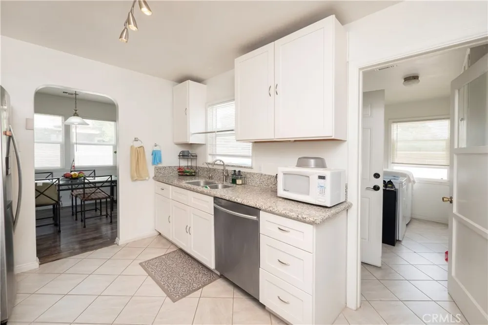 6925 Osbun Highland, CA 92404