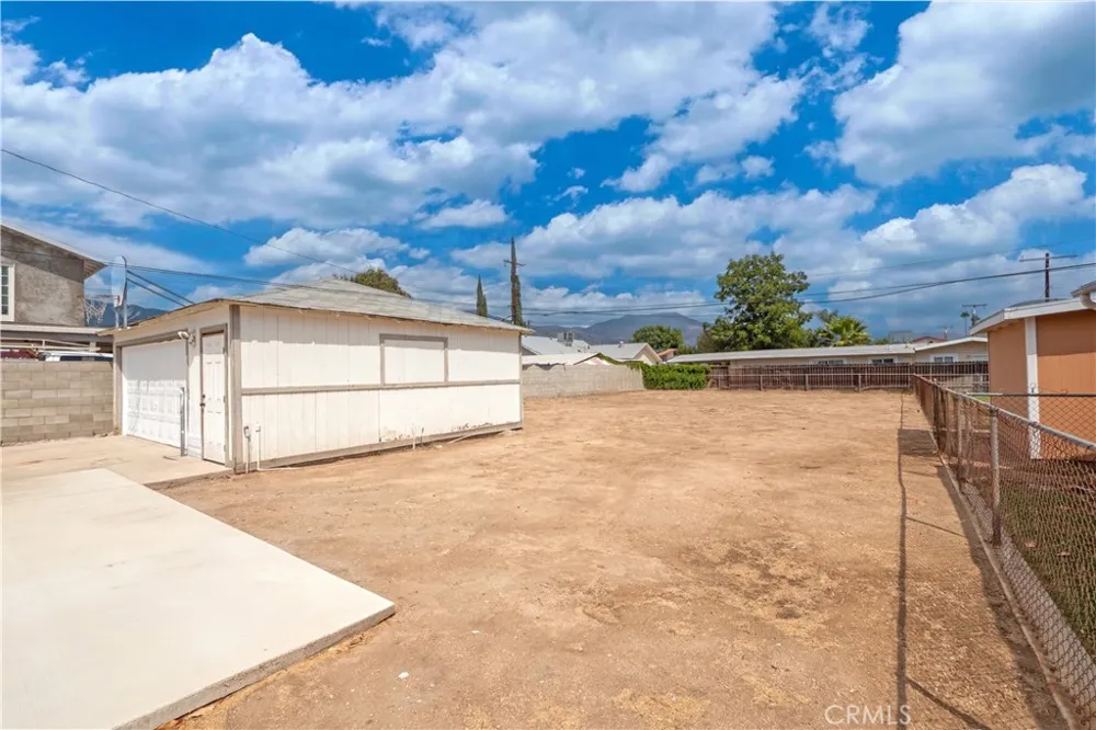 6925 Osbun Highland, CA 92404