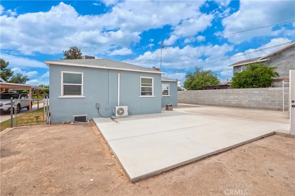 6925 Osbun Highland, CA 92404