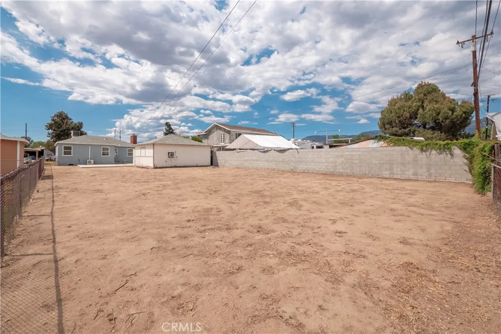 6925 Osbun Highland, CA 92404