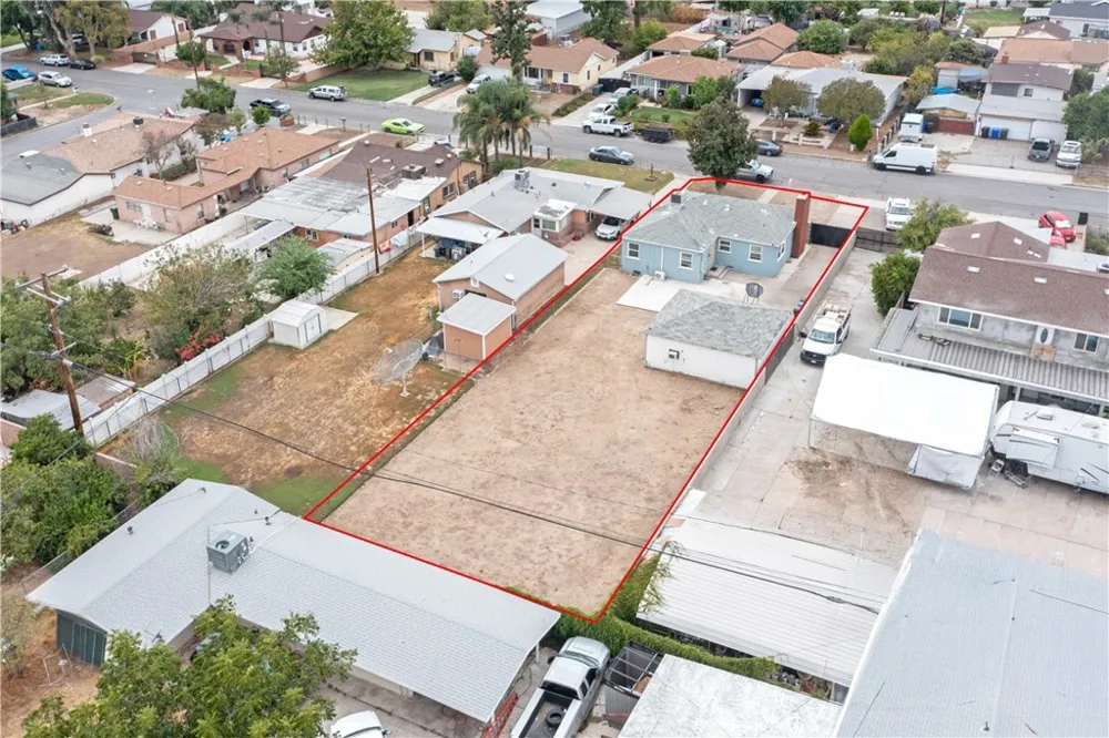 6925 Osbun Highland, CA 92404