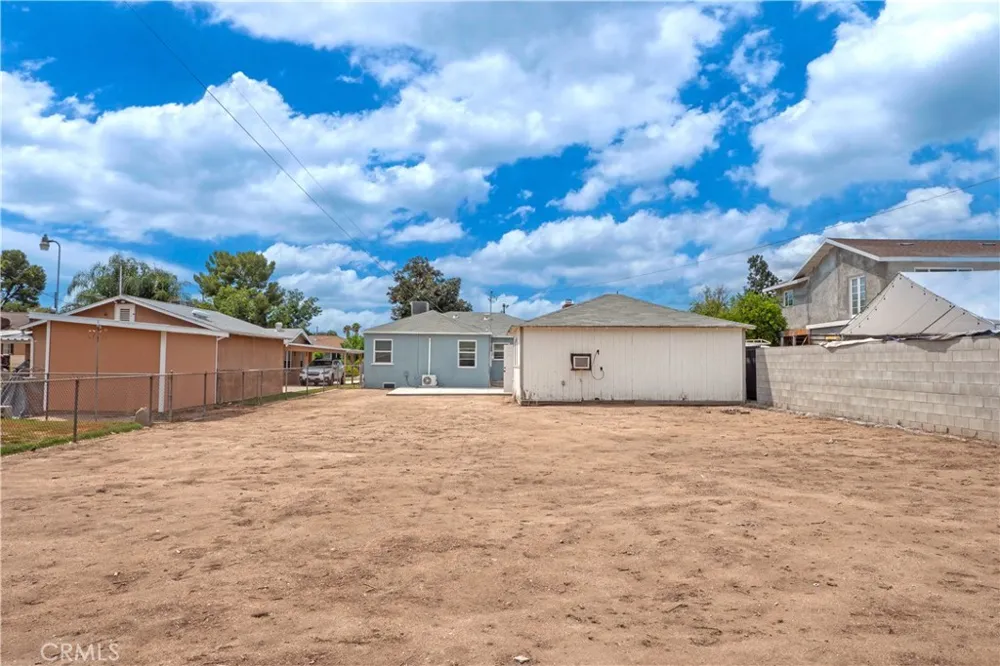 6925 Osbun Highland, CA 92404