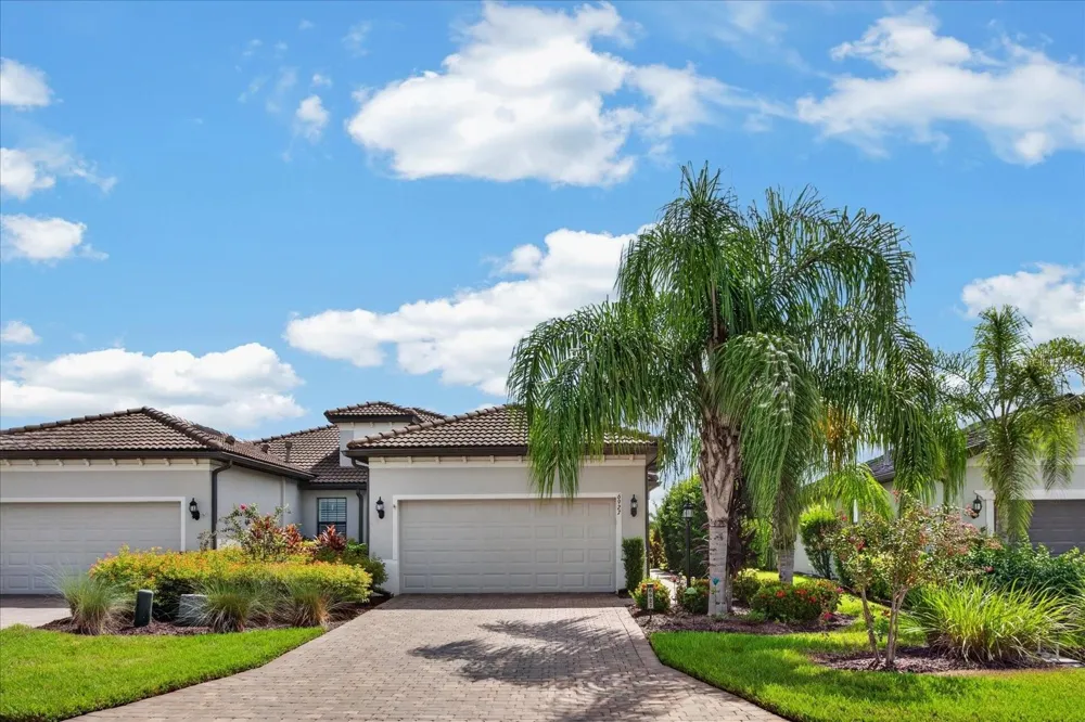 6927 HOLBROOK COVE Lakewood Ranch, FL 34202
