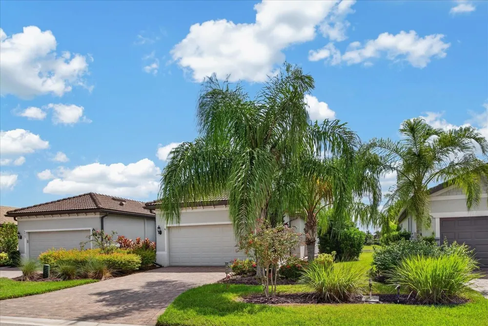 6927 HOLBROOK COVE Lakewood Ranch, FL 34202