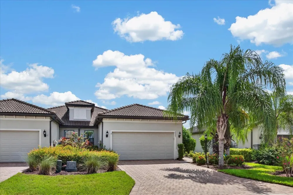 6927 HOLBROOK COVE Lakewood Ranch, FL 34202