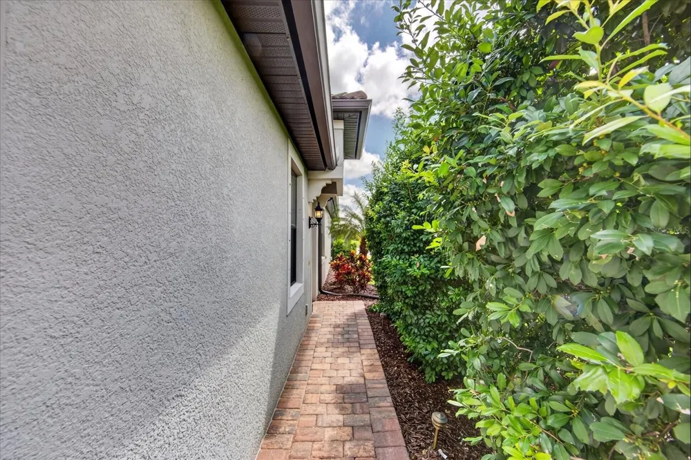 6927 HOLBROOK COVE Lakewood Ranch, FL 34202