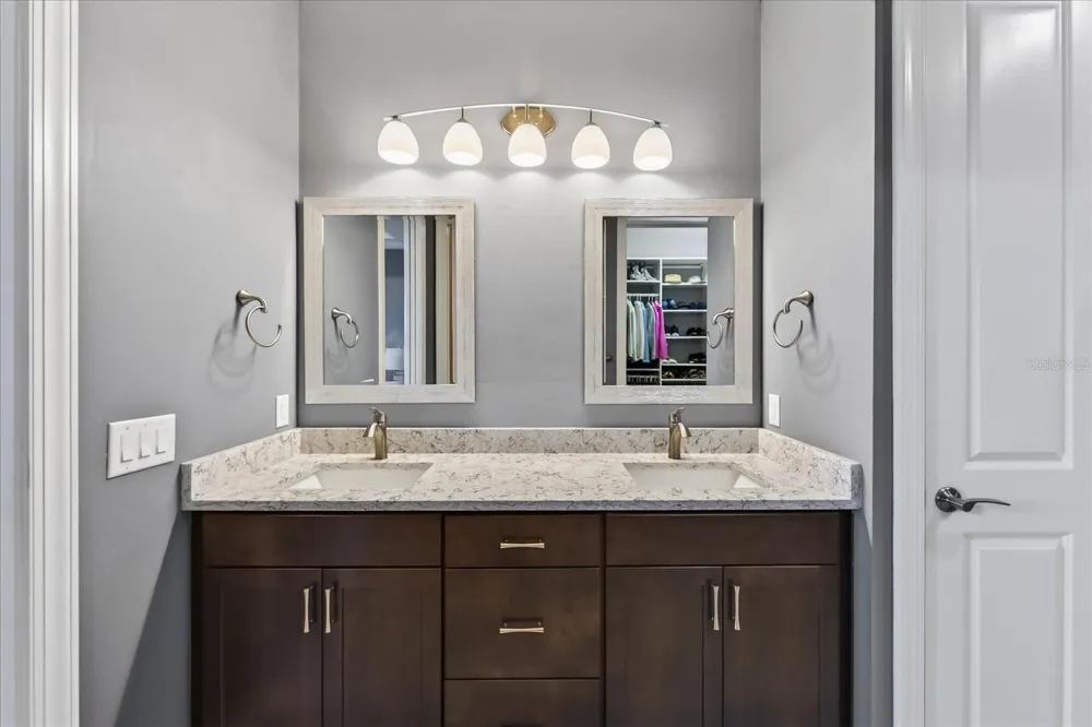 6927 HOLBROOK COVE Lakewood Ranch, FL 34202